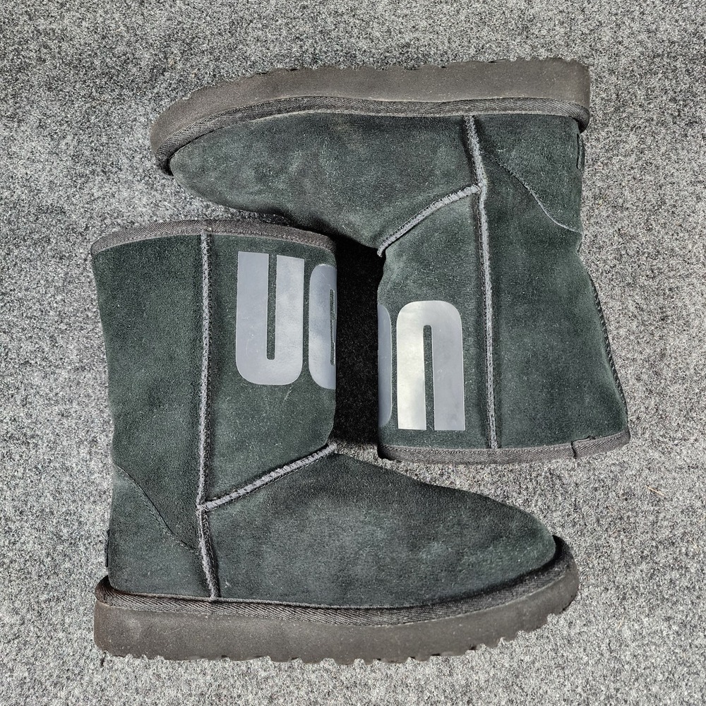 UGG Women's Classic Short Black‎ UGG Rubber Logo Suede Boots Size 6